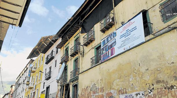 En la calle Manabí, Centro de Quito, hay casas que son intervenidas para volverlas embajadas. Foto: Ana Guerrero / ÚN