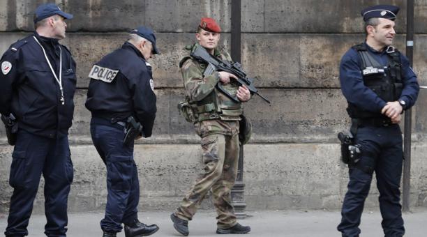 Un atentado se produjo en los alrededores del museo de Louvre en París. Foto: EFE