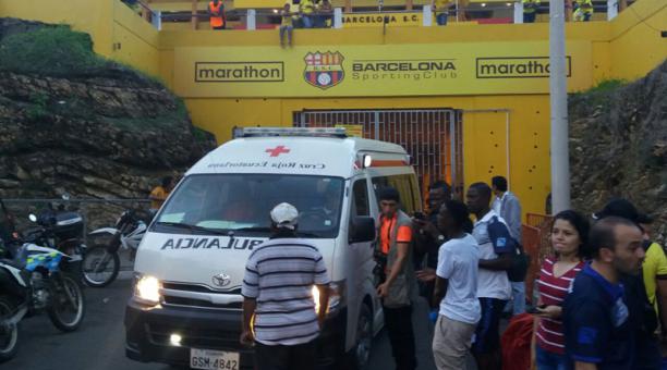 Hubo heridos tras los disturbios en el estadio Monumental. Foto: Joffre Flores