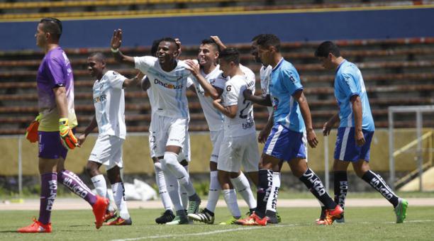Los jugadores de Universidad Católica celebran la goleada 5-1 a Clan Juvenil. Foto: Vicente Costales / ÚN