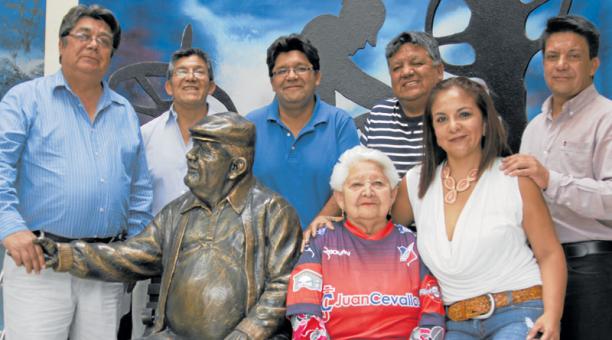 De izq. a der. Pedro, Antonio, Luis, Juan, Yadira y José posan juntos con su mami Beatriz Mejía (centro).