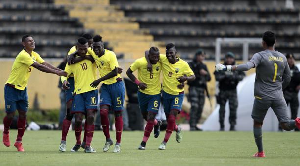 Los jugadores de la Selección de Ecuador Sub 20 celebran la victoria ante Colombia y su paso al Mundial. Foto: EFE