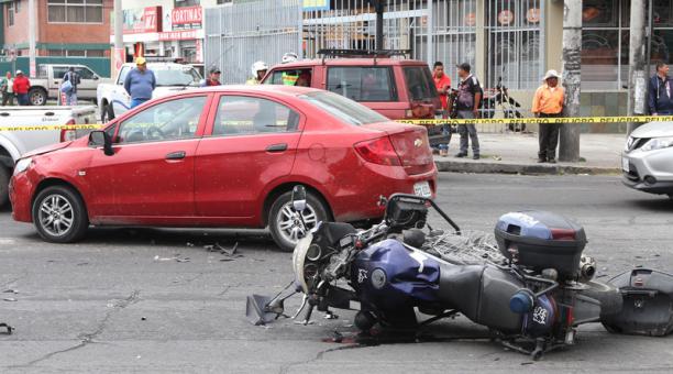 Accidente en la av. Galo Plaza Lasso y Rafael Ramos, un motociclista quedó golpeado. Foto:Eduardo Terán / ÚN