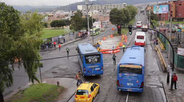 El cierre de la vía en la av. Morán Valverde y Rumichaca. Foto: Alfredo Lagla / ÚN