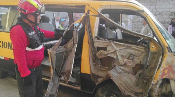 Una furgoneta de servicio escolar y otro vehículo chocaron la mañana de este miércoles 15 de febrero del 2017 en las calles Quisquicalle y Arapa, en el sector de la Mitad del Mundo.