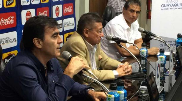 Gustavo Quinteros, Carlos Villacís y Luis Suárez, ayer en la Ecuafútbol. Foto: API