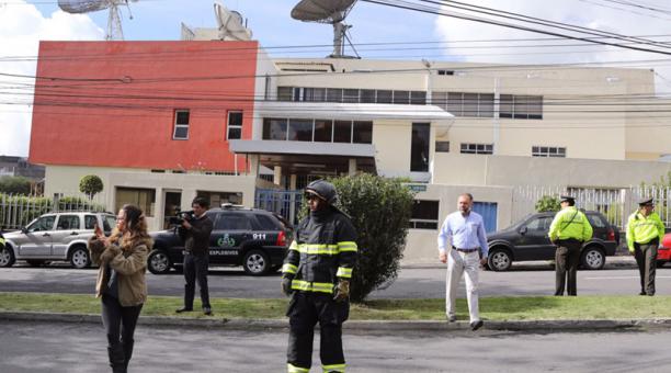 Una amenaza de bomba obligó al personal de teleamazonas a abandonar sus instalaciones. Foto: Alfredo Lagla / ÚN