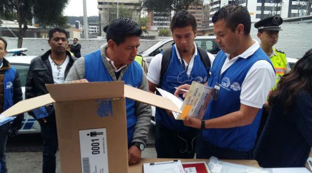 Los funcionarios del CNE llegaron para organizar las papeletas y dirigirse a los domicilios de los votantes inscritos en la modalidad Voto en casa. Foto: Víctor Muñoz / ÚN