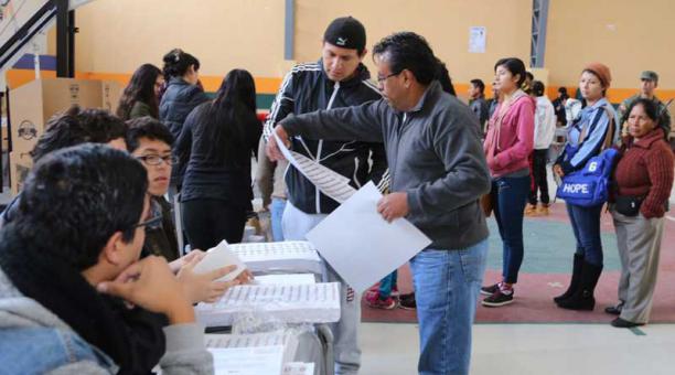 Desarrollo de la jornada electoral en la escuela Mena del Hierro, norte de Quito. Foto: Alfredo Lagla / ÚN
