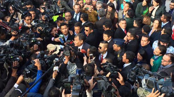 El presidente Rafael Correa luego ejerce su derecho al voto en la escuela San Francisco de Quito. Foto: Vicente Costales / ÚN
