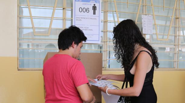 Rachel(Ricardo Javier Camacho) voto en el recinto de Maria Auxiliadora en la junta 5 de hombres. Foto: Alfredo Lagla / ÚN