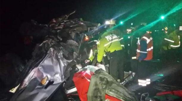 El accidente se registró en el cantón Mejía, 1 kilómetro antes de llegar a la vía Alóag-Santo Domingo. Foto: Cortesía / ECU 911