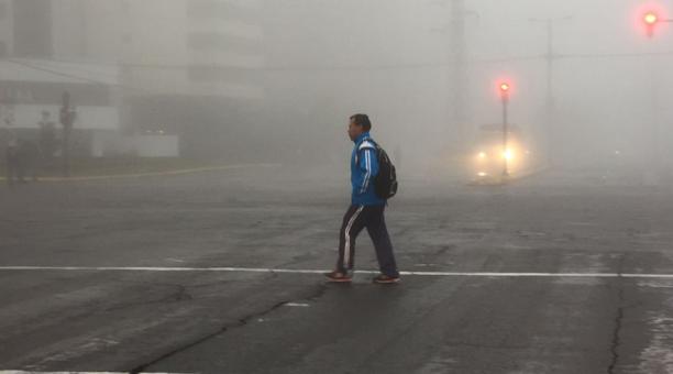 La espesa neblina se hizo presente en la avenida República y Eloy Alfaro. Foto: Eduardo Terán / ÚN