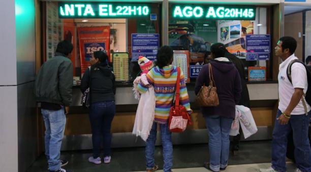 En la terminal de Quitumbe las personas acudieron a comprar boletos con anticipación. Foto: Alfredo Lagla / ÚN