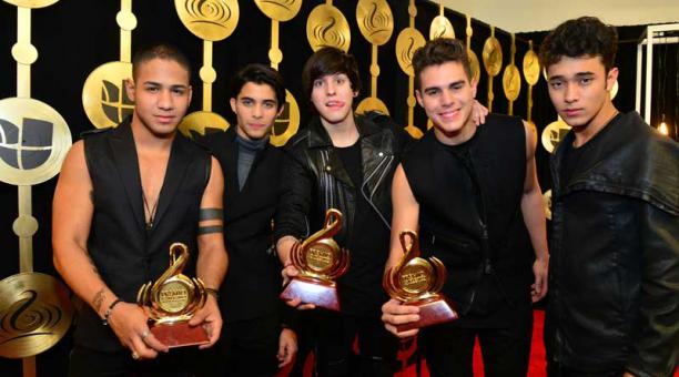 Integrantes de la banda CNCO posan con los trofeos recibidos en la gala del Premio Lo Nuestro a la Música Latina el jueves 23 de febrero de 2017. Foto: EFE