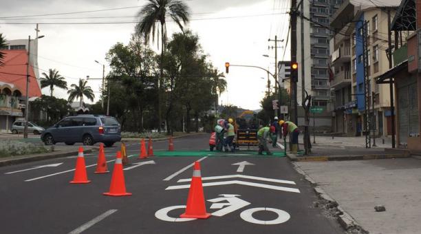 Esta semana se realizaron trabajos de señalización en la avenida 12 de Octubre y Veintimilla. Foto: Ana Guerrero / ÚN