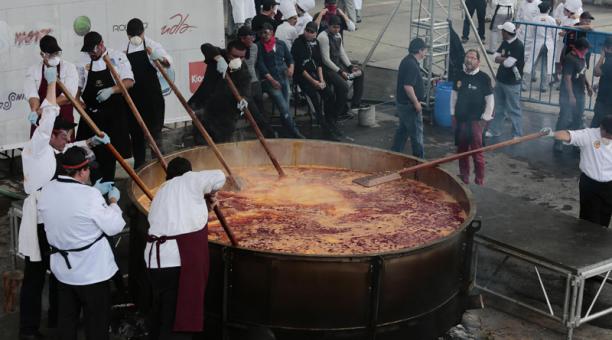 Cocineros preparan la sopa locro de papas o patata bajo la dirección de la ecuatoriana Paulina Baum. Foto: EFE