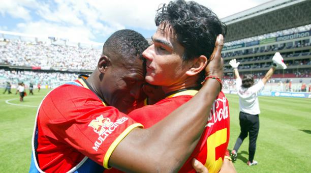 David Valencia y Marcelo Velasco celebran un triunfo del Deportivo Cuenca en Casa Blanca ante Liga de Quito. Foto: Archivo / ÚN