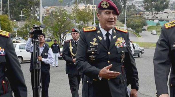 El general Luis Castro habló ante los medios tras ser cesado en sus funciones, por el presidente Rafael Correa, este 6 de marzo del 2017. Foto: API