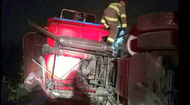 El tráiler rojo se volcó y su conductor falleció en el sitio del accidente. Foto: Cortesía Cuerpo de Bomberos de Quito