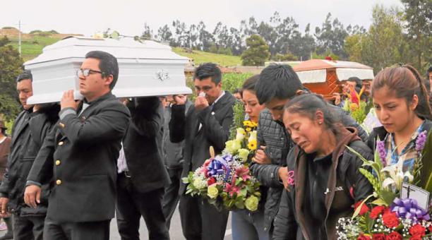 David Limaico (25 años), Rosa Quimbiulco (40) y Luciana (6 meses de edad) fueron  enterrados. Foto: Alfredo Lagla / ÚN