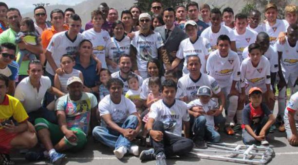 En el 2015, los amigos de Tyron Macías (con gorra blanca en el centro de la imagen) organizaron un partido amistoso para recaudar fondos. Foto: Archivo