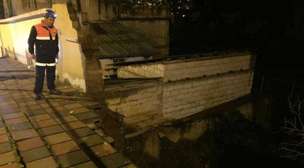 Tres personas fueron evacuadas debido al colapso de un muro en la calle Rocafuerte, sector La Cantera. Foto: Cortesía