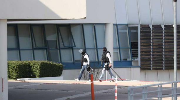 La policía resguarda los alrededores del instituto francés donde hubo un tiroteo. Foto: AFP