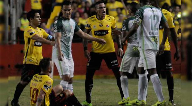 Damián Díaz (en el piso) escupió a un jugador del Atlético Nacional tras incorporarse. Foto: API