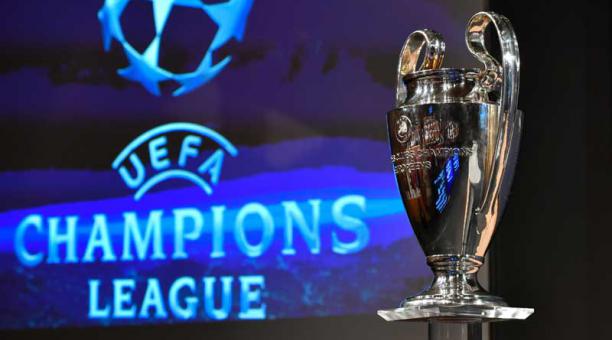 El trofeo de la Liga de Campeones se exhibió durante el sorteo de cuartos de final. Foto: AFP