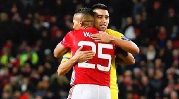 Antonio Valencia y Cristhian Noboa y su abrazo de panas al final del partido. Foto: AFP