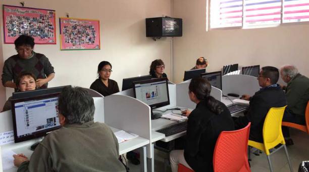 En el curso de computación, este grupo aprendió ayer a usar Facebook. Foto: Mayra Pacheco / ÚN