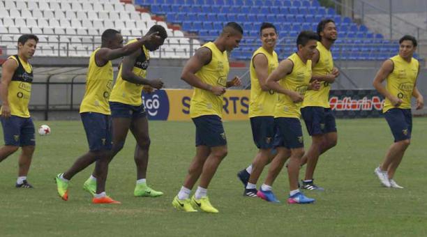 El buen ambiente en el último entrenamiento de la Selección de Ecuador previo al partido ante Paraguay. Foto: AFP