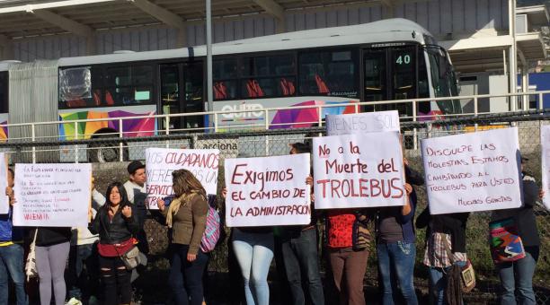 Decenas de personas se reunieron en la estación de La Madgalena del Trolebús. Foto: Eduardo Terán / ÚN