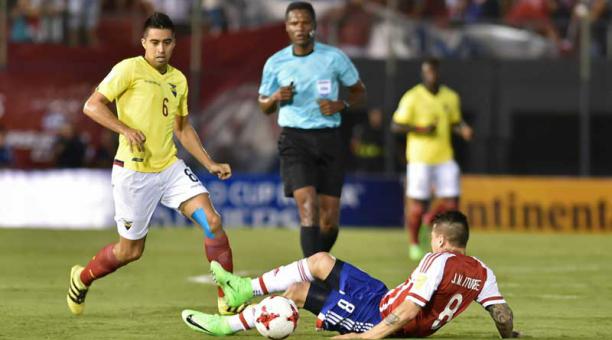 Cristhian Noboa de Ecuador disputa una pelota ante Juan Manuel Iturbe de Paraguay durante un partido de eliminatorias a Rusia 2018. Foto: AFP