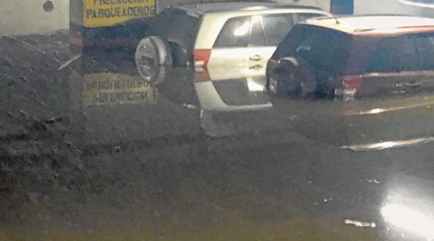Los pobres vehículos quedaron llenitos de agua, solo el ‘coco’ aparecía. Fotos: Cortesía / Cuerpo de Bomberos Quito