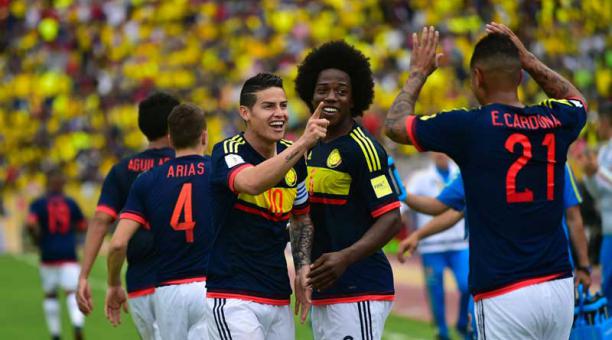 James Rodriguez (centro) celebra con James Cardona el gol anotado por Colombia ante Ecuador. Foto: AFP