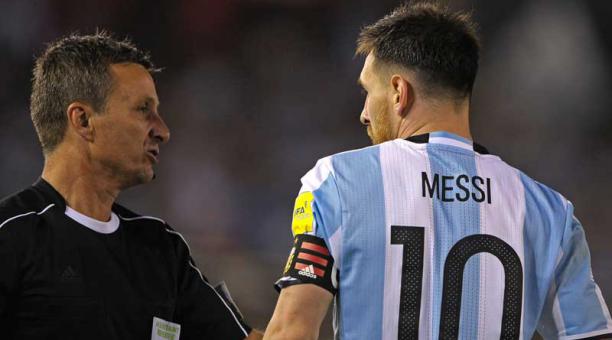 Lionel Messi (der.) junto al árbitro asistente, el   brasileño Emerson Augusto. Foto: AFP