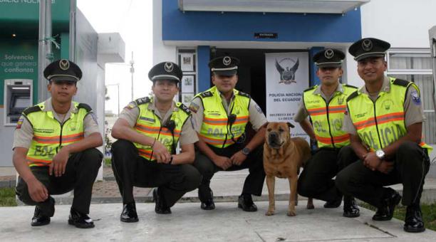 El perrito Pascual junto a sus compañeros de la UPC de Carcelén Alto, en el norte de la urbe. Foto: Betty Beltrán / ÚN