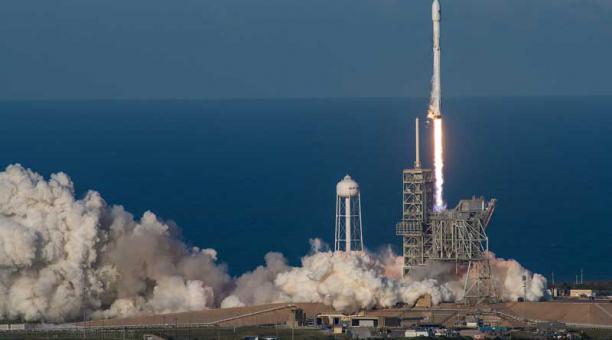 Vista del lanzamiento del cohete Falcon 9 en el Centro Espacial Kennedy en Cabo Cañaveral, Florida el jueves 30 de marzo de 2017. Foto: EFE
