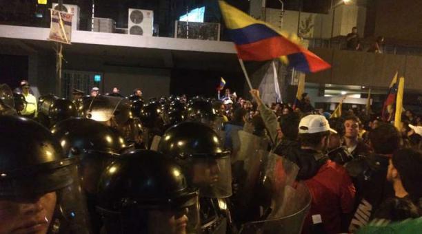 Los seguidores de Creo cruzaron una de las vallas de seguridad cerca dle CNE. Foto: ÚN