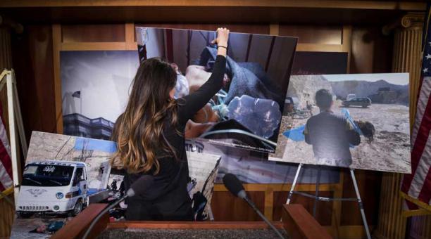 Una mujer quita las fotografías de las víctimas del ataque a Jan Shijún tras una rueda de prensa celebrada en el Capitolio, Washington, Estados Unidos. Foto: EFE