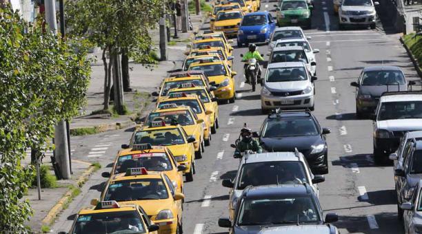 Una caravana de taxis amarillos avanzó por la avenida 10 de Agosto. Foto: Alfredo Lagla / ÚN
