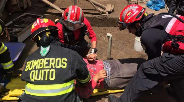 Dos personas resultaron heridas por el colapso de una vivienda en el centro de Quito. Foto: Cortesía / COE Metropolitano