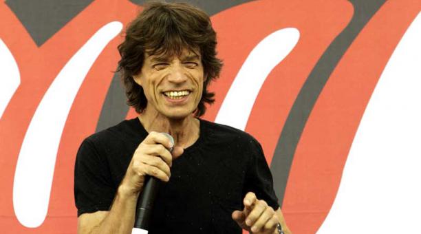 Mick Jagger de los Rolling Stones aparece en el escenario para anunciar una gira. Foto: Archivo / AFP