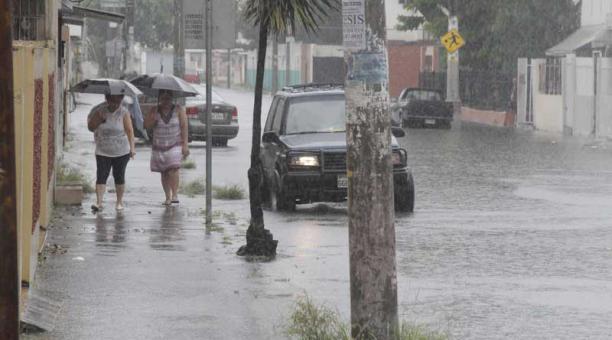 La lluvia causo molestias a los moradores de la ciudadela Atarazana inundando sus calles y dificultando en transito. Foto: Joffre Flores / ÚN