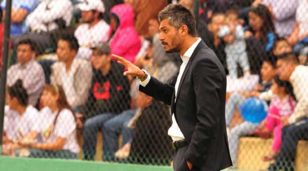 Gustavo Munúa dando instrucciones a sus jugadores durante el cotejo entre Macará y Liga de Quito. Foto: API
