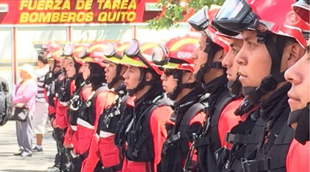Los bomberos recibieron una condecoración por su labor en el rescate de las víctimas del terremoto del 16 de abril. Foto: Eduardo Terán / ÚN