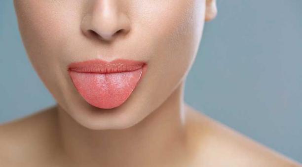 La limpieza diaria garantiza una buena salud bucal. Cepille su lengua para retirar el  cúmulo de bacterias.