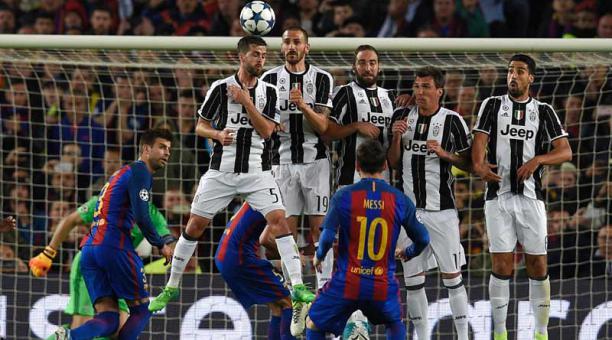 Lionel Messi ejecuta un tiro libre sobe la barrera de la Juventus. Foto: AFP
